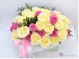 Cutie cu 33 trandafiri albi si roz
